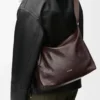 Bolso bandolera Cubi en piel de becerro granulada flexible Oxblood Bolso bandolera Cubi en piel de becerro granulada flexible Oxblood
