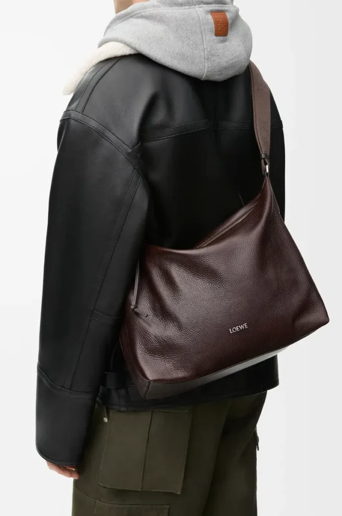 Bolso bandolera Cubi en piel de becerro granulada flexible Oxblood Bolso bandolera Cubi en piel de becerro granulada flexible Oxblood