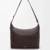 Bolso bandolera Cubi en piel de becerro granulada flexible Oxblood Bolso bandolera Cubi en piel de becerro granulada flexible Oxblood
