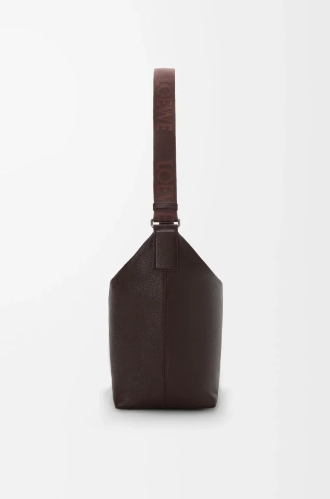 Bolso bandolera Cubi en piel de becerro granulada flexible Oxblood Bolso bandolera Cubi en piel de becerro granulada flexible Oxblood