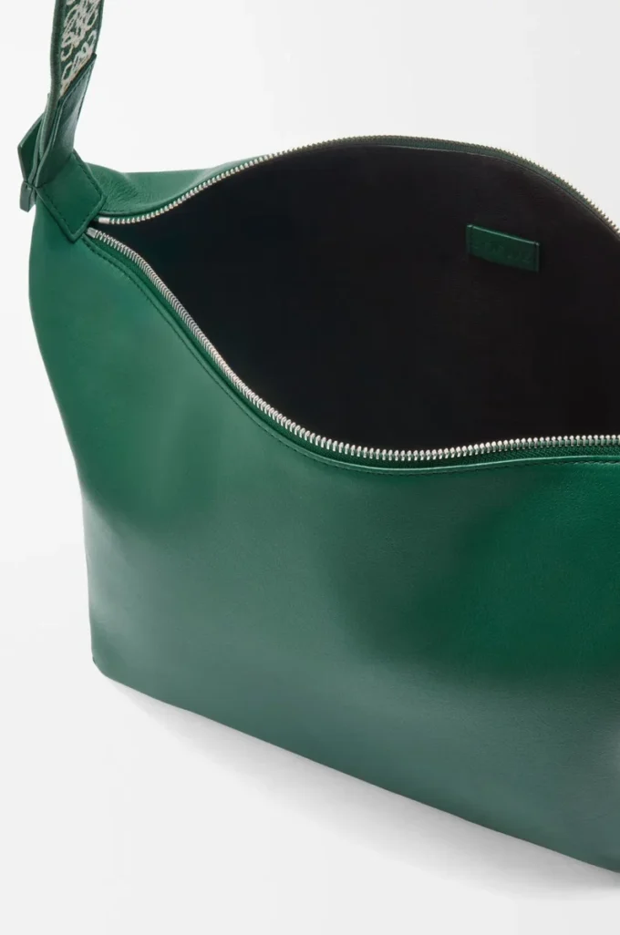 Bolso bandolera Cubi en piel de becerro lisa y suave y jacquard Evergreen Bolso bandolera Cubi en piel de becerro lisa y suave y jacquard Evergreen