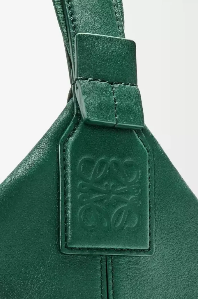 Bolso bandolera Cubi en piel de becerro lisa y suave y jacquard Evergreen Bolso bandolera Cubi en piel de becerro lisa y suave y jacquard Evergreen