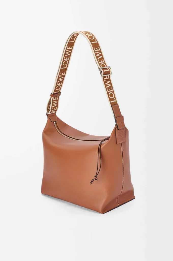 Bolso bandolera Cubi en piel de becerro suave y flexible y jacquard marrón claro Bolso bandolera Cubi en piel de becerro suave y flexible y jacquard marrón claro