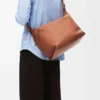 Bolso bandolera Cubi en piel de becerro suave y flexible y jacquard marrón claro Bolso bandolera Cubi en piel de becerro suave y flexible y jacquard marrón claro