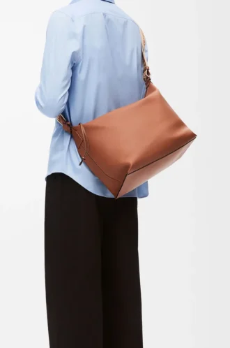 Bolso bandolera Cubi en piel de becerro suave y flexible y jacquard marrón claro
