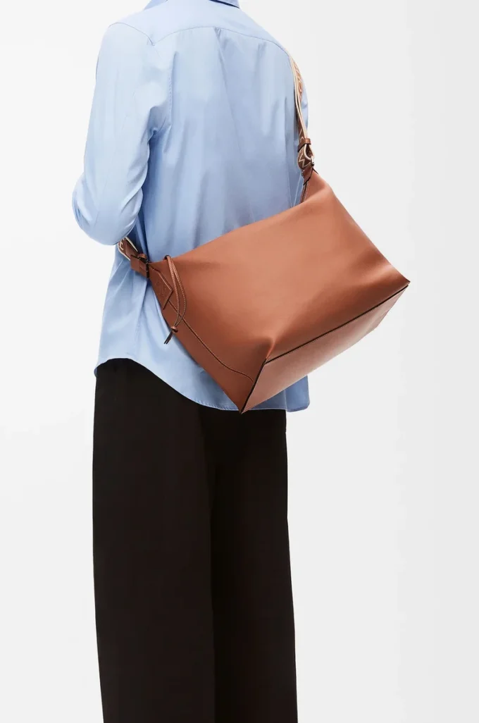Bolso bandolera Cubi en piel de becerro suave y flexible y jacquard marrón claro Bolso bandolera Cubi en piel de becerro suave y flexible y jacquard marrón claro