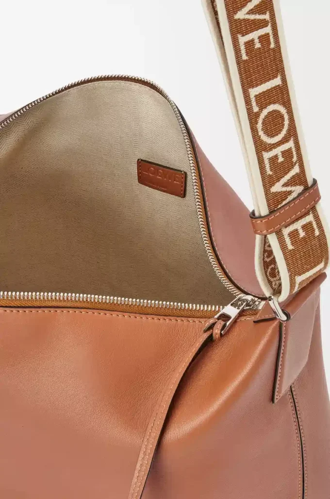 Bolso bandolera Cubi en piel de becerro suave y flexible y jacquard marrón claro Bolso bandolera Cubi en piel de becerro suave y flexible y jacquard marrón claro