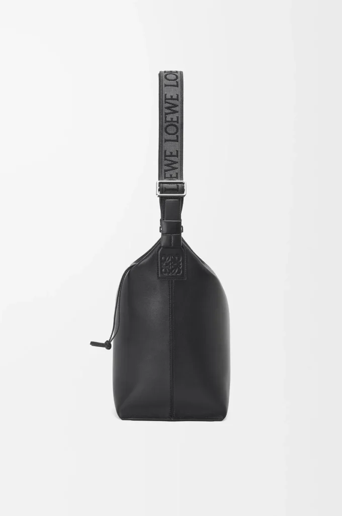 Bolso bandolera Cubi en piel de becerro suave y flexible y jacquard negro Bolso bandolera Cubi en piel de becerro suave y flexible y jacquard negro