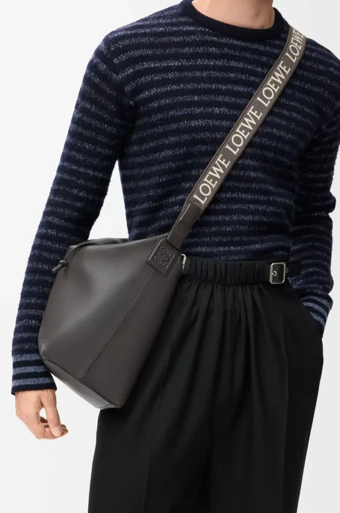 Bolso bandolera Cubi en piel de becerro suave y jacquard gris oscuro Bolso bandolera Cubi en piel de becerro suave y jacquard gris oscuro