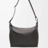 Bolso bandolera Cubi en piel de becerro suave y jacquard gris oscuro Bolso bandolera Cubi en piel de becerro suave y jacquard gris oscuro