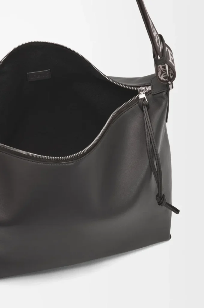 Bolso bandolera Cubi en piel de becerro suave y jacquard gris oscuro Bolso bandolera Cubi en piel de becerro suave y jacquard gris oscuro