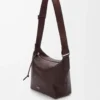Bolso bandolera Cubi pequeño en piel de becerro granulada flexible color Oxblood. Bolso bandolera Cubi pequeño en piel de becerro granulada flexible color Oxblood.