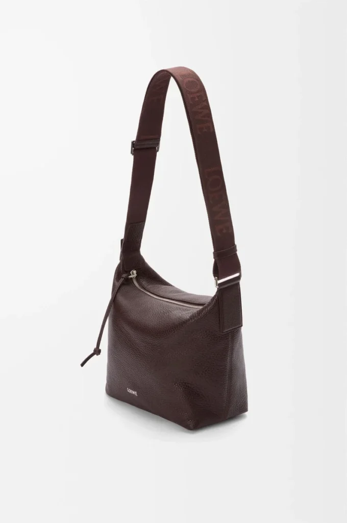 Bolso bandolera Cubi pequeño en piel de becerro granulada flexible color Oxblood. Bolso bandolera Cubi pequeño en piel de becerro granulada flexible color Oxblood.