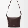 Bolso bandolera Cubi pequeño en piel de becerro granulada flexible color Oxblood. Bolso bandolera Cubi pequeño en piel de becerro granulada flexible color Oxblood.