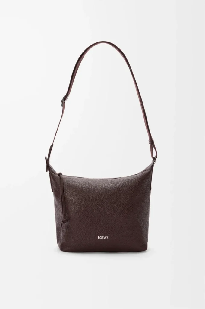 Bolso bandolera Cubi pequeño en piel de becerro granulada flexible color Oxblood. Bolso bandolera Cubi pequeño en piel de becerro granulada flexible color Oxblood.