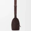 Bolso bandolera Cubi pequeño en piel de becerro granulada flexible color Oxblood. Bolso bandolera Cubi pequeño en piel de becerro granulada flexible color Oxblood.