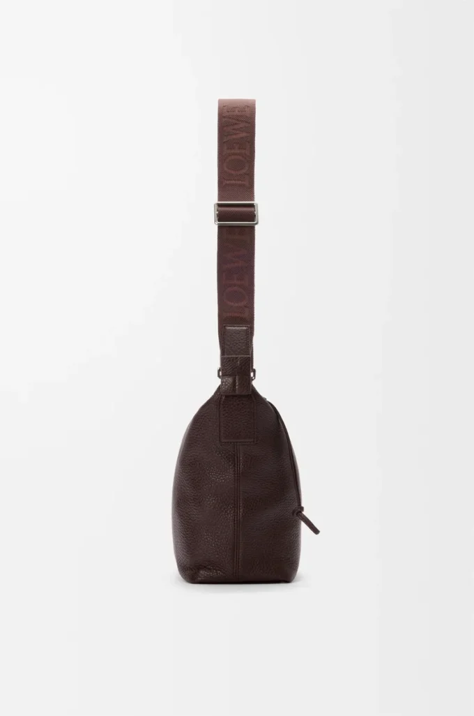 Bolso bandolera Cubi pequeño en piel de becerro granulada flexible color Oxblood. Bolso bandolera Cubi pequeño en piel de becerro granulada flexible color Oxblood.