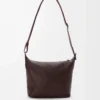 Bolso bandolera Cubi pequeño en piel de becerro granulada flexible color Oxblood. Bolso bandolera Cubi pequeño en piel de becerro granulada flexible color Oxblood.