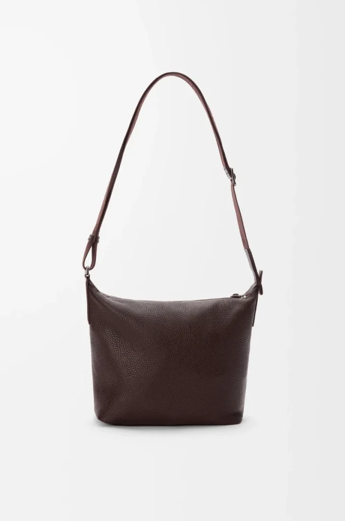 Bolso bandolera Cubi pequeño en piel de becerro granulada flexible color Oxblood. Bolso bandolera Cubi pequeño en piel de becerro granulada flexible color Oxblood.