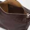 Bolso bandolera Cubi pequeño en piel de becerro granulada flexible color Oxblood. Bolso bandolera Cubi pequeño en piel de becerro granulada flexible color Oxblood.