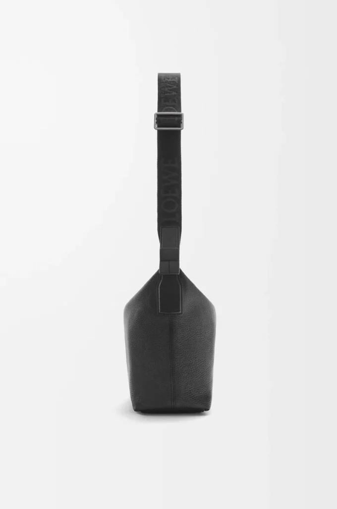 Bolso bandolera Cubi pequeño en piel de becerro granulada flexible Negro Bolso bandolera Cubi pequeño en piel de becerro granulada flexible Negro
