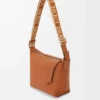 Bolso bandolera Cubi pequeño en piel de becerro suave y flexible y jacquard color tostado Bolso bandolera Cubi pequeño en piel de becerro suave y flexible y jacquard color tostado