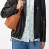 Bolso bandolera Cubi pequeño en piel de becerro suave y flexible y jacquard color tostado Bolso bandolera Cubi pequeño en piel de becerro suave y flexible y jacquard color tostado