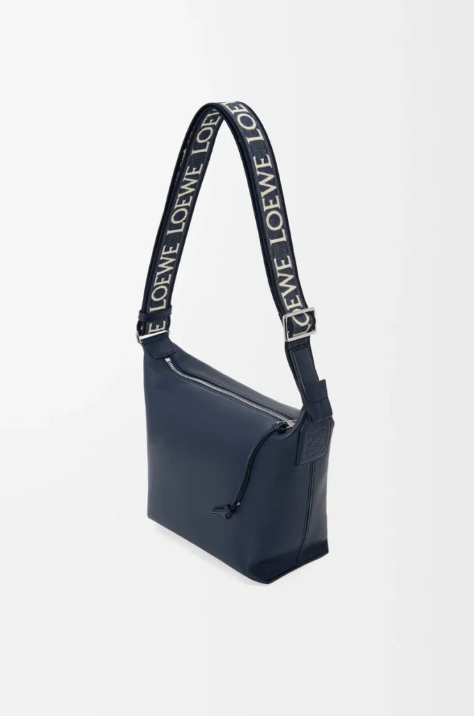 Bolso bandolera Cubi pequeño en piel de becerro suave y flexible y jacquard Deep Navy Bolso bandolera Cubi pequeño en piel de becerro suave y flexible y jacquard Deep Navy