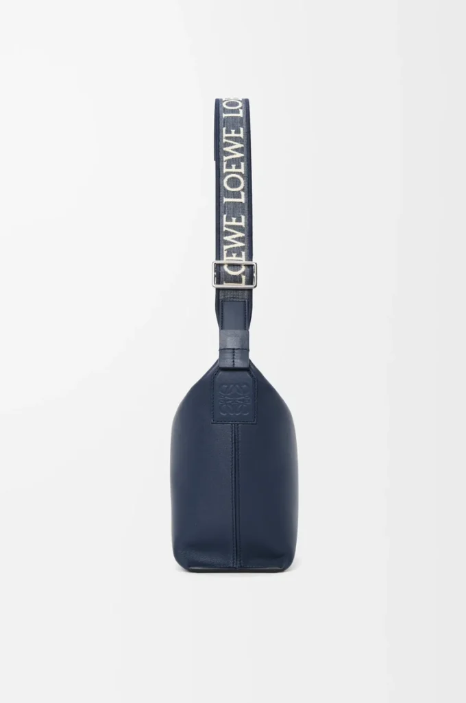 Bolso bandolera Cubi pequeño en piel de becerro suave y flexible y jacquard Deep Navy Bolso bandolera Cubi pequeño en piel de becerro suave y flexible y jacquard Deep Navy