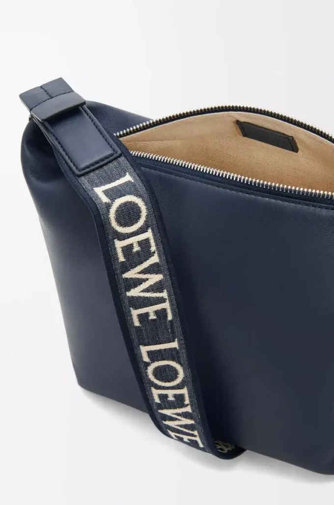 Bolso bandolera Cubi pequeño en piel de becerro suave y flexible y jacquard Deep Navy Bolso bandolera Cubi pequeño en piel de becerro suave y flexible y jacquard Deep Navy