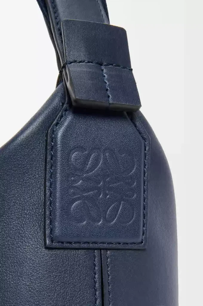 Bolso bandolera Cubi pequeño en piel de becerro suave y flexible y jacquard Deep Navy Bolso bandolera Cubi pequeño en piel de becerro suave y flexible y jacquard Deep Navy