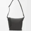 Bolso bandolera Cubi pequeño en piel de becerro suave y flexible y jacquard gris oscuro Bolso bandolera Cubi pequeño en piel de becerro suave y flexible y jacquard gris oscuro