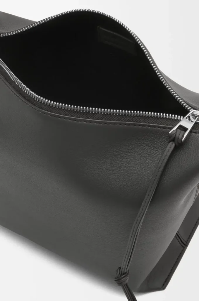 Bolso bandolera Cubi pequeño en piel de becerro suave y flexible y jacquard gris oscuro Bolso bandolera Cubi pequeño en piel de becerro suave y flexible y jacquard gris oscuro