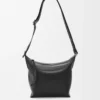 Bolso bandolera Cubi pequeño en piel de becerro suave y flexible y jacquard negro Bolso bandolera Cubi pequeño en piel de becerro suave y flexible y jacquard negro