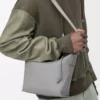 Bolso bandolera Cubi pequeño en piel de becerro suave y jacquard gris asfalto Bolso bandolera Cubi pequeño en piel de becerro suave y jacquard gris asfalto