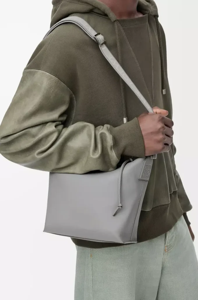 Bolso bandolera Cubi pequeño en piel de becerro suave y jacquard gris asfalto Bolso bandolera Cubi pequeño en piel de becerro suave y jacquard gris asfalto