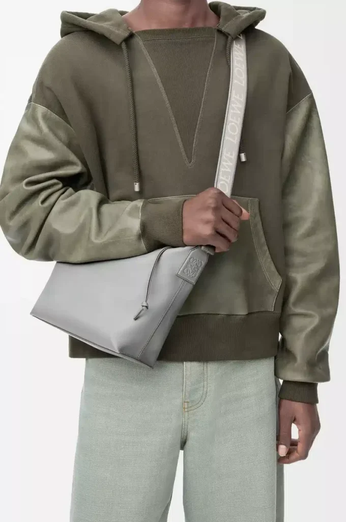 Bolso bandolera Cubi pequeño en piel de becerro suave y jacquard gris asfalto Bolso bandolera Cubi pequeño en piel de becerro suave y jacquard gris asfalto