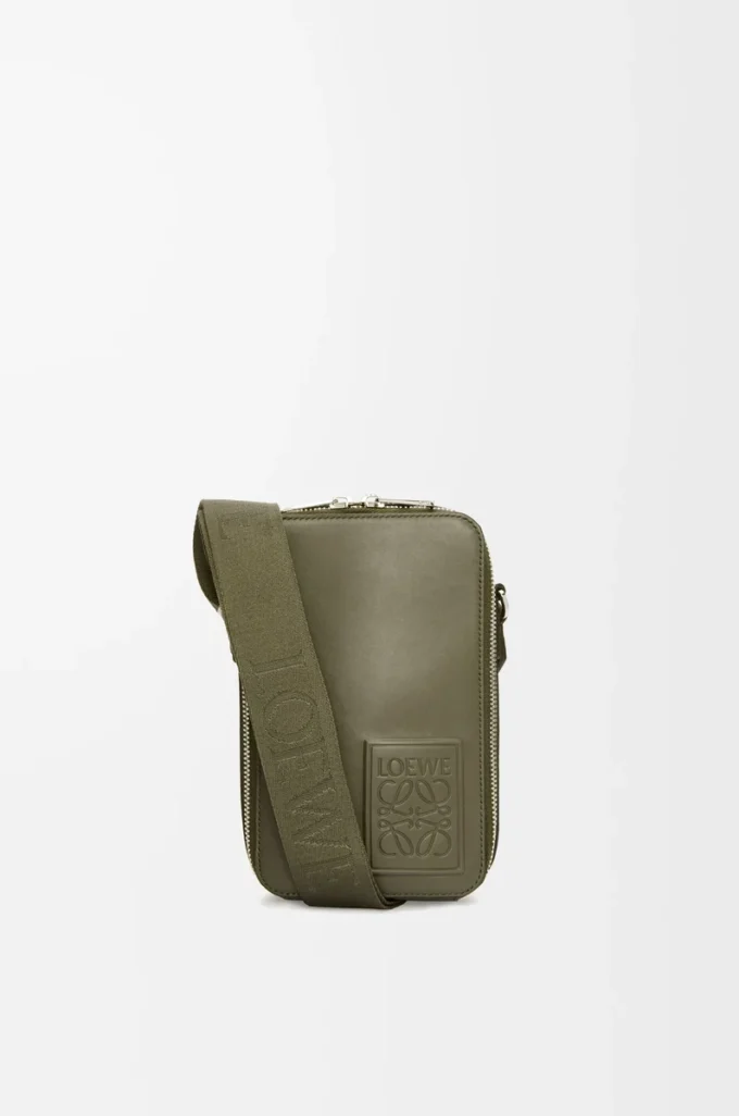 Bolso bandolera vertical en piel de becerro satinada verde caqui Bolso bandolera vertical en piel de becerro satinada verde caqui