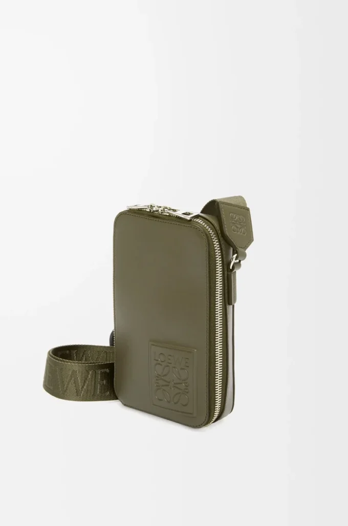 Bolso bandolera vertical en piel de becerro satinada verde caqui Bolso bandolera vertical en piel de becerro satinada verde caqui