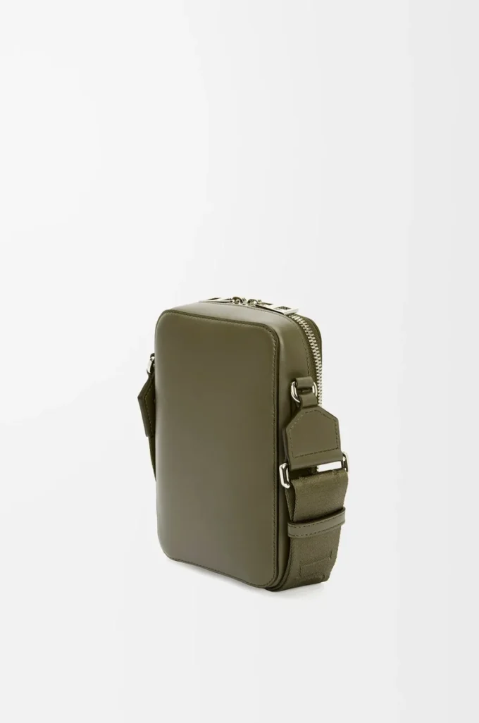Bolso bandolera vertical en piel de becerro satinada verde caqui Bolso bandolera vertical en piel de becerro satinada verde caqui
