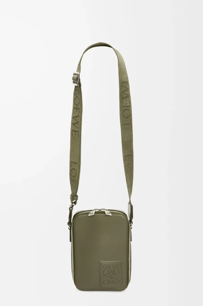 Bolso bandolera vertical en piel de becerro satinada verde caqui Bolso bandolera vertical en piel de becerro satinada verde caqui