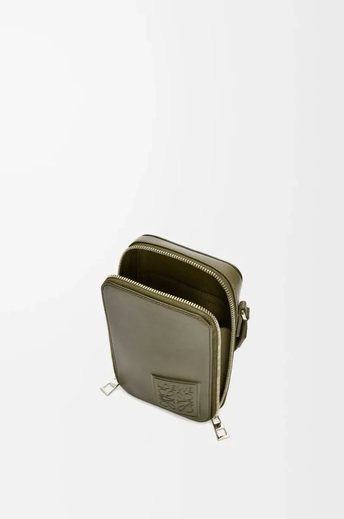Bolso bandolera vertical en piel de becerro satinada verde caqui Bolso bandolera vertical en piel de becerro satinada verde caqui