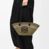 Bolso Basket Anagram pequeño en palma iraca y piel de becerro Caqui oscuro/Negro Bolso Basket Anagram pequeño en palma iraca y piel de becerro Caqui oscuro/Negro
