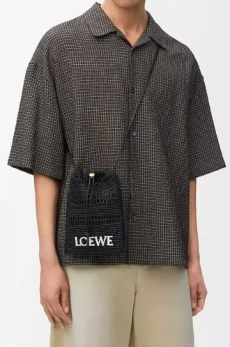 Bolso con cordón en rafia negro