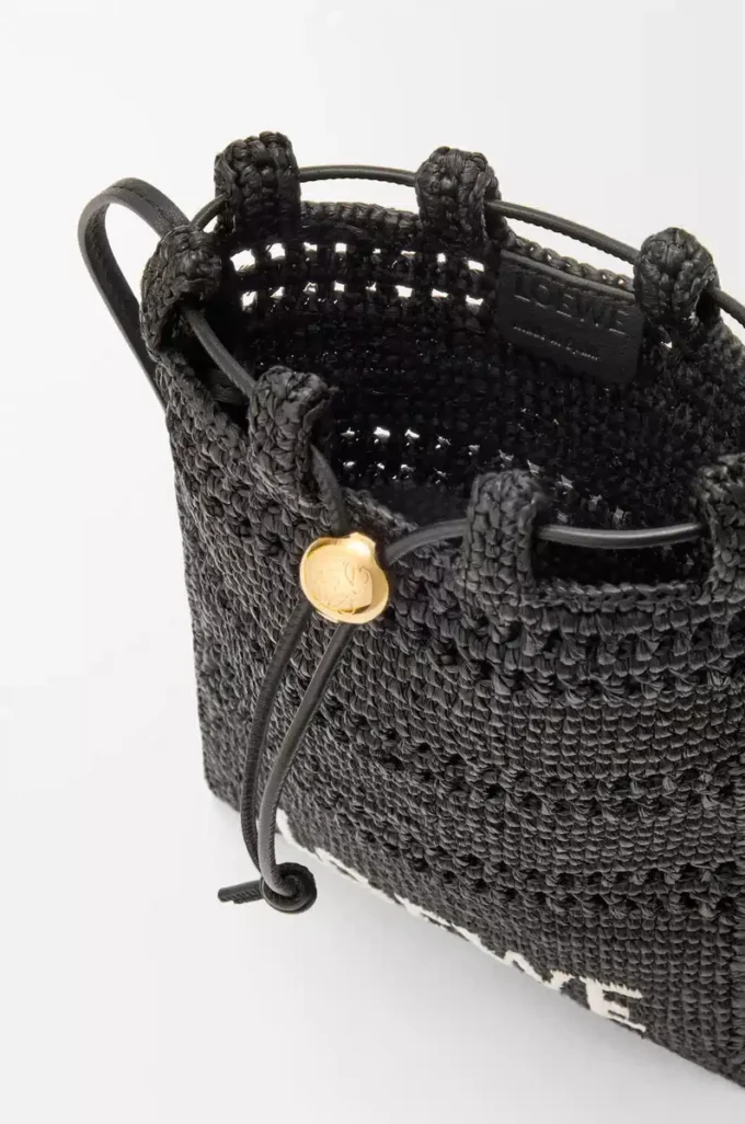 Bolso con cordón en rafia negro Bolso con cordón en rafia negro
