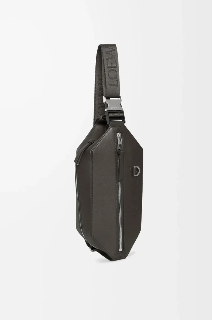 Bolso convertible en piel de becerro clásica Gris oscuro Bolso convertible en piel de becerro clásica Gris oscuro