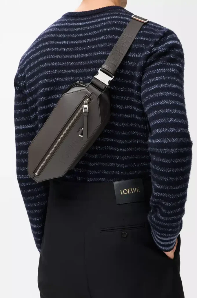 Bolso convertible en piel de becerro clásica Gris oscuro Bolso convertible en piel de becerro clásica Gris oscuro
