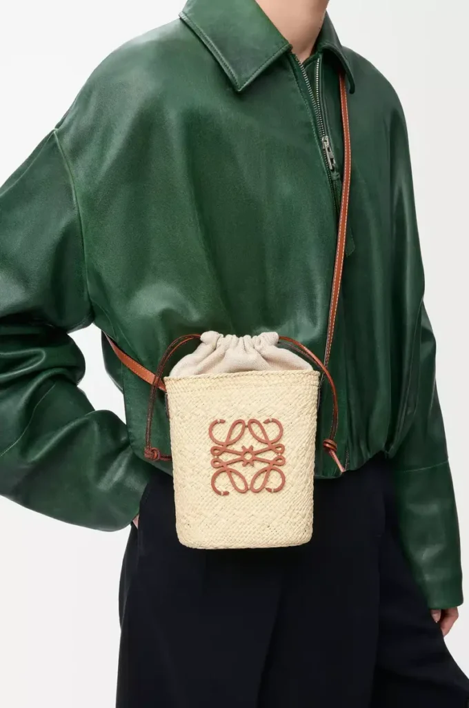 Bolso cuadrado en palma iraca y piel de becerro Natural/Tan Bolso cuadrado en palma iraca y piel de becerro Natural/Tan