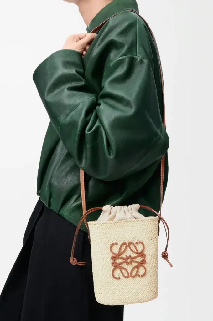 Bolso cuadrado en palma iraca y piel de becerro Natural/Tan Bolso cuadrado en palma iraca y piel de becerro Natural/Tan