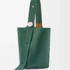 Bolso cubo Pebble grande en piel de becerro granulada flexible Evergreen Bolso cubo Pebble grande en piel de becerro granulada flexible Evergreen